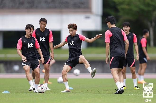 [서울=뉴시스] 2022 EAFF E-1 챔피언십에 출전한 남자축구대표팀 고영준, 김진수가 22일 일본 아이치현 도요타 시티 스포츠 파크 어슬레틱스 T&F에서 훈련을 하고 있다. (사진=대한축구협회 제공) 2022.07.22. photo@newsis.com *재판매 및 DB 금지