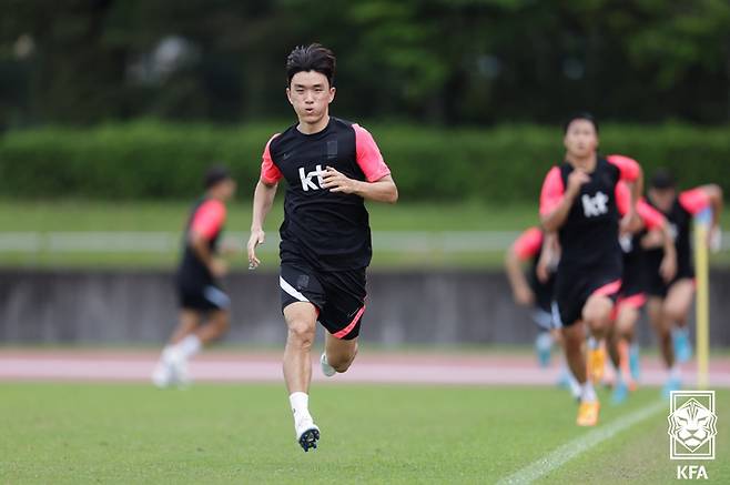 [서울=뉴시스] 2022 EAFF E-1 챔피언십에 출전한 남자축구대표팀 황인범이 22일 일본 아이치현 도요타 시티 스포츠 파크 어슬레틱스 T&F에서 훈련을 하고 있다. (사진=대한축구협회 제공) 2022.07.22. photo@newsis.com *재판매 및 DB 금지