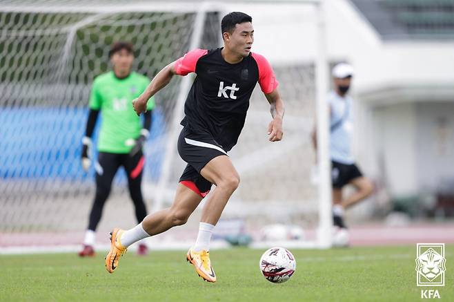 [서울=뉴시스] 2022 EAFF E-1 챔피언십에 출전한 남자축구대표팀 박지수가 22일 일본 아이치현 도요타 시티 스포츠 파크 어슬레틱스 T&F에서 훈련을 하고 있다. (사진=대한축구협회 제공) 2022.07.22. photo@newsis.com *재판매 및 DB 금지