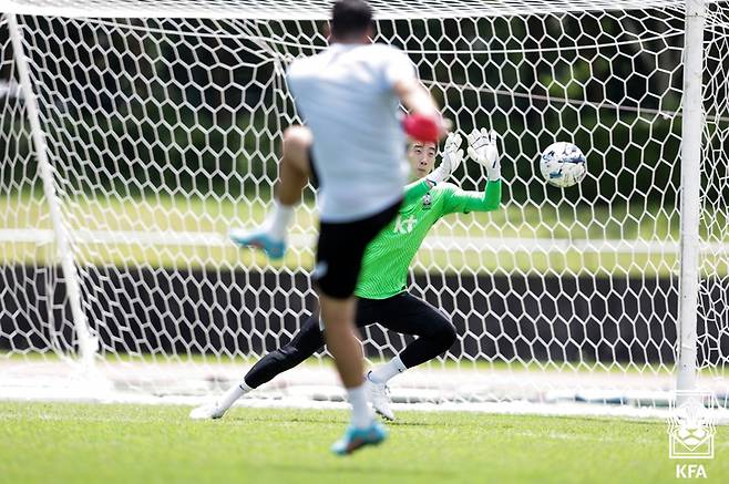 [서울=뉴시스] 2022 EAFF E-1 챔피언십에 출전한 남자축구대표팀 조현우가 22일 일본 아이치현 도요타 시티 스포츠 파크 어슬레틱스 T&F에서 훈련을 하고 있다. (사진=대한축구협회 제공) 2022.07.22. photo@newsis.com *재판매 및 DB 금지