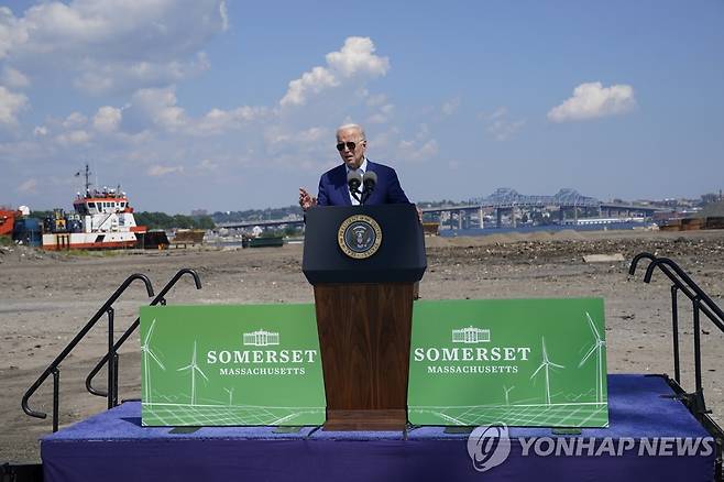 기후 변화 대책 밝히는 바이든 (서머셋 AP=연합뉴스) 조 바이든 미국 대통령이 20일(현지시간) 매사추세츠주 서머셋에 있는 브레이턴 발전소를 방문해 기후 변화와 청정 에너지를 언급하고 있다. 바이든 대통령은 현재 미국의 기후 변화를 비상 상황으로 규정하고 대규모 인프라 투자를 비롯한 대책을 발표했다. 이에 따라  23억달러(약 3조176억원) 규모의 연방재난관리청(FEMA) 자금을 투입, 기후 변화 및 고온 현상에 대처할 기간 시설 투자에 나설 방침이라고 밝혔다. 2022.07.21 jsmoon@yna.co.kr