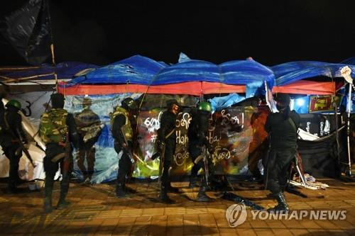 22일 스리랑카 군경 시위대 강제해산 [AFP=연합뉴스 자료사진]