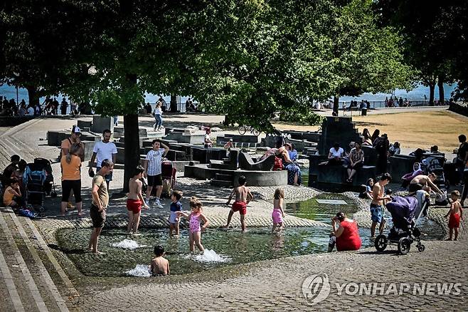 독일 쾰른 시내의 한 분수대에서 더위식히는 아이들 [EPA 연합뉴스 자료사진 재판매 및 DB 금지]