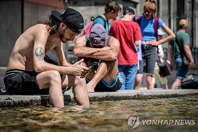 독일 쾰른 시내의 한 분수대에서 더위 식히는 시민 [EPA 연합뉴스 자료사진. 재판매 및 DB 금지]