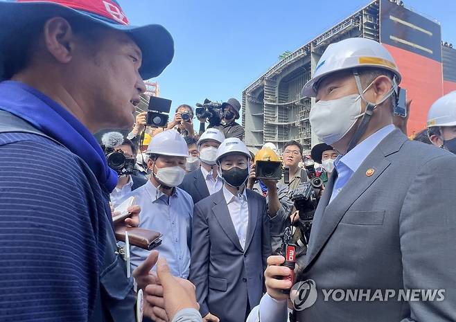 파업 현장 찾은 이상민 장관 (거제=연합뉴스) 김동민 기자 = 이상민 행정안전부 장관(오른쪽)이 19일 오후 경남 거제시 아주동 대우조선해양 옥포조선소를 방문해 관계자와 대화하고 있다. 대우조선해양 하청업체 노동조합은 임금인상을 요구하면서 40여 일째 독(건조 작업장)을 점거하고 있다. 2022.7.19 [공동취재] image@yna.co.kr