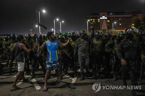 군경에게 쫓겨나며 구호를 외치는 스리랑카 반정부 시위대. [AP 연합뉴스 자료사진. 재판매 및 DB 금지]