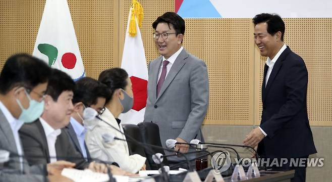 예산정책협의회 참석하는 권성동과 오세훈 (서울=연합뉴스) 국민의힘 권성동 당대표 직무대행 겸 원내대표와 오세훈 서울시장이 22일 오전 서울 중구 서울시청에서 열린 국민의힘-서울시 예산정책협의회에 참석하고 있다. 2022.7.22 [국회사진기자단] srbaek@yna.co.kr