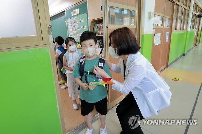 '건강한 방학 보내요' (서울=연합뉴스) 이지은 기자 = 15일 오후 서울 중구 청구초등학교에서 선생님이 방학식을 마친 학생들에게 신종 코로나바이러스 감염증(코로나19) 예방을 당부하며 하교를 돕고 있다. 2022.7.15 [공동취재] jieunlee@yna.co.kr