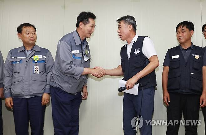 악수하는 권수오 대표와 홍지욱 부위원장 (거제=연합뉴스) 임헌정 기자 = 대우조선해양 하청 노사협상이 극적으로 타결된 22일 경남 거제시 대우조선해양 옥포조선소에서 협력사 대표인 권수오 녹산기업 대표(왼쪽 두번째)가 홍지욱 금속노조 부위원장(왼쪽 세번째)과 악수하고 있다. 2022.7.22 kane@yna.co.kr