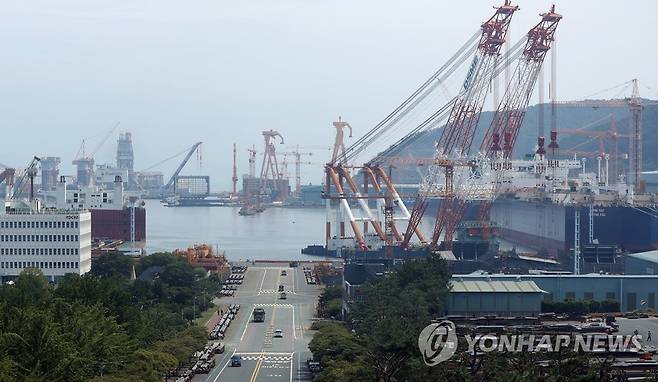 한산한 대우조선해양 옥포조선소 (거제=연합뉴스) 김동민 기자 = 대우조선해양 하청업체 노동조합의 파업이 장기화 중인 지난 20일 오전 경남 거제시 아주동 대우조선해양 옥포조선소에 있는 대형 크레인.  2022.7.20 image@yna.co.kr