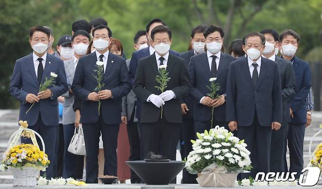 더불어민주당 대표 선거에 출마한 이재명 의원이 23일 경남 김해 봉하마을 고 노무현 대통령 묘소를 방문해 헌화하고 있다. 2022.7.23/뉴스1 © News1 김영훈 기자