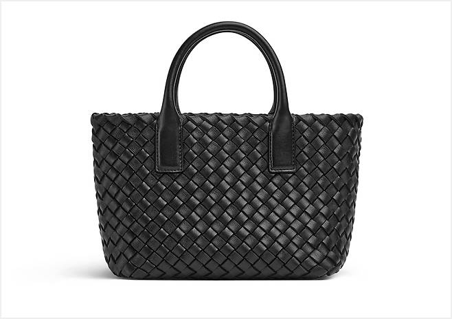 BOTTEGA VENETA WARDROBE 04 MINI CABAT. 보테가 베네타(BOTTEGA VENETA) 미니 까바백 블랙 (사진제공 : 보테가 베네타)
