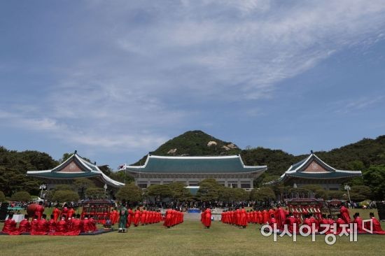 문화체육관광부가 옛 조선총독 관저 복원 추진 논란에 휩싸였다. 문체부는 이와 관련해 "복원이 아닌 작은 모형 제작을 검토한 것"이라고 해명했다.