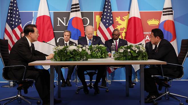 윤석열 대통령이 지난 29일(현지시간) 마드리드 이페마(IFEMA)에서 조 바이든 미국 대통령, 기시다 후미오 일본 총리와 한미일 정상회담을 하고 있다. /대통령실 제공/뉴시스