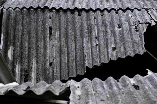 석면 슬레이트 지붕이 파손되면 석면 비산의 위험이 있어, 슬레이트 철거 시에는 특급 방진 마스크 등 전신 방호구를 착용하고 작업해야 한다.