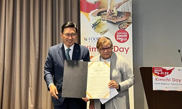 지난달 26일 한국농수산식품유통공사(aT) 김춘진 사장이 아니타 본즈 워싱턴DC 의회 의원으로부터 김치의 날 제정 결의안을 전달받은 뒤 기념촬영을 하고 있다. 한국농수산식품유통공사 제공.