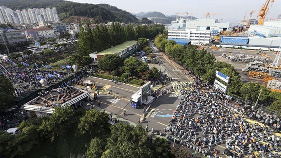 20일 오후 경남 거제시 옥포동 대우조선해양 옥포조선소에서 하청 노조 파업을 지지하는 금속노조와 파업 중단을 촉구하는 원청 노조(오른쪽)가 서문(西門)을 마주하며 집회를 벌이고 있다. 연합뉴스