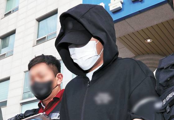인하대학교에서 동급생을 성폭행한 뒤 건물에서 추락해 숨지게 한 혐의를 받는 남학생이 22일 검찰로 송치되고 있다. [뉴스1]