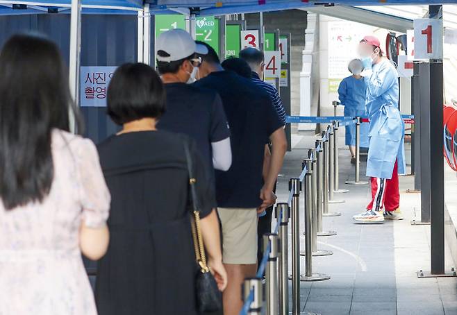 코로나19 유행 규모가 걷잡을 수 없이 커지면서 6차 대유행에 들어섰다. 방역당국은 4차 접종 확대와 의무격리 기간을 7일로 유지하며 고삐를 당기고 있지만 8월이면 하루 최대 29만명에 달하는 신규 확진자가 나올 것이란 우려가 잇따른다. 지난 20일 서울 용산구보건소 선별진료소에서 시민들이 검사를 기다리고 있다./사진=뉴스1