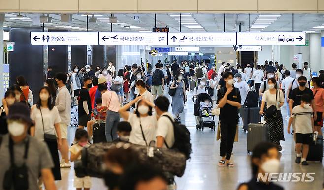[제주=뉴시스] 우장호 기자 = 7월 마지막주 본격적인 여름 휴가가 시작되는 지난 22일 오후 제주국제공항 1층 택시승차장에 관광객들의 발걸음이 이어지고 있다. 2022.07.22. woo1223@newsis.com
