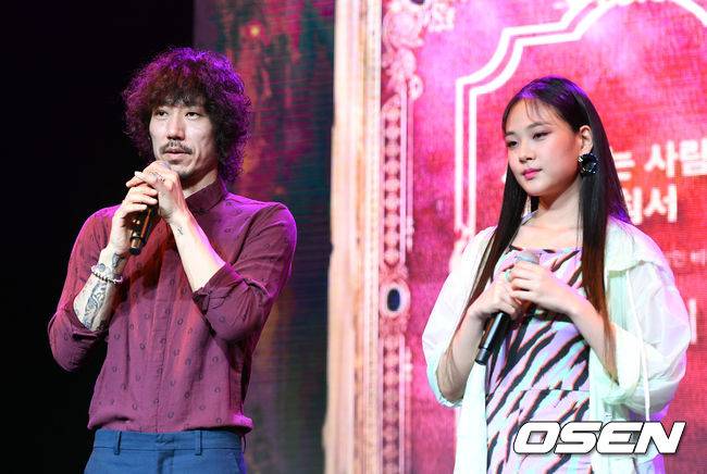 [OSEN=이대선 기자] 12일 오후 서울 마포구 홍대무브홀에서 가수 비비의 데뷔 앨범 ‘사랑하는 사람들을 위한 지침서’ 발매기념 쇼케이스가 열렸다.가수 타이거 JK가 비비에게 응원을 보내고 있다. /sunday@osen.co.kr