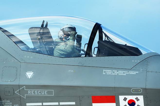 19일 오후 경남 사천공항 활주로를 이륙한 국산 초음속 전투기 KF-21이 시험비행을 무사히 마치고 귀환하고 있다. 사진은 KF-21 조종사 안준현 소령이 엄지를 세우며 시험비행 성공을 자축하고 있다. 사천=뉴시스