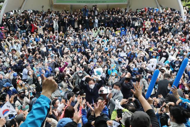 지난 5월 인천 계양을 국회의원 보궐선거에 나서는 이재명 의원이 인천 계양산 야외공연장에서 열린 출마 선언 기자회견에 참석하며 지지자들에게 인사하고 있다./연합뉴스
