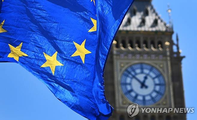 지난 6월 영국 런던에 있는 영국 의회 밖에 유럽연합(EU)기가 보인다. 
[EPA 연합뉴스 자료사진. 재판매 및 DB 금지]