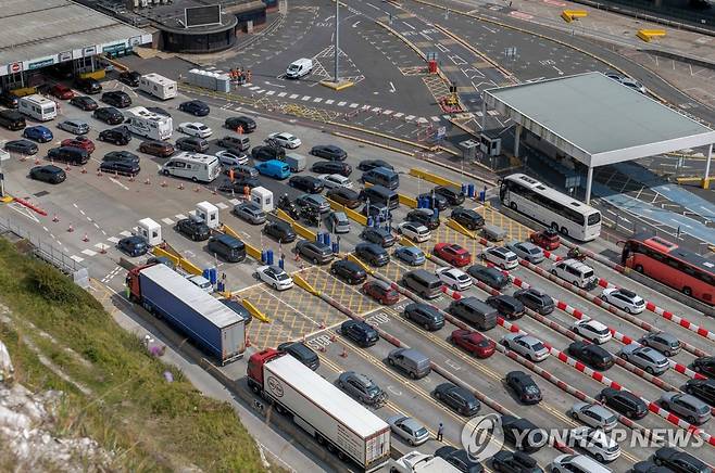 도버항 대기 차량들 (EPA=연합뉴스)