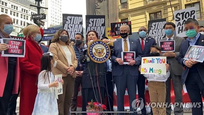 뉴욕 코리아타운에서 열린 아시안 증오범죄 방지법안 기자회견에서 연설하는 김민선 이민사박물관장 [연합뉴스 자료사진.재판매 및 DB 금지]