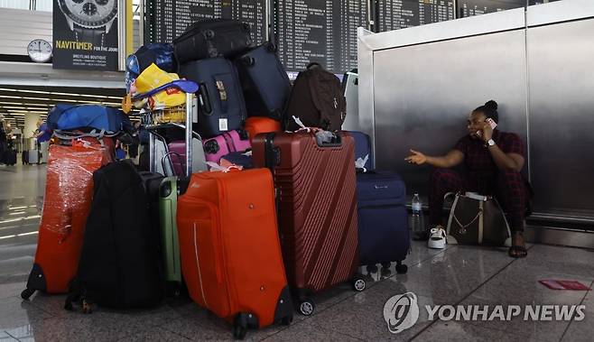 독일 프랑크푸르트 국제공항에서 수하물 위탁을 기다리는 여행객 [EPA 연합뉴스 자료사진. 재판매 및 DB 금지]