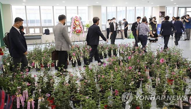 회의장 나서는 총경들 (아산=연합뉴스) 이주형 기자 = 23일 오후 충남 아산 경찰인재개발원에서 열린 전국 경찰서장 회의를 마친 총경급 간부 참석자들이 회의장 밖으로 나오고 있다.
이날 회의에 참석하지 못한 총경급 간부 350여 명은 '국민의 경찰' 리본이 매인 무궁화 화분을 보냈다. 2022.7.23 coolee@yna.co.kr