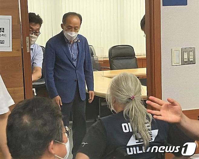 박경석 전국장애인차별철폐연대 대표가 24일 오후 서울 중구 은행연합회 회관에서 추경호 경제부총리 겸 기획재정부 장관을 만나 약 15분 동안 장애인 예산과 관련한 문제를 의논했다. (전장연 제공) /2022.07.24 © 뉴스1