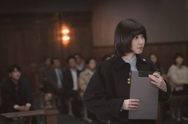 ENA 이상한 변호사 우영우 스틸컷. ENA채널 드라마 '이상한 변호사 우영우'에서 우영우 역을 맡은 배우 박은빈. 우영우는 자폐 질환을 앓지만, 지능지수(IQ) 165에 서울대 로스쿨을 수석 졸업한 천재 변호사로 대형 로펌에서 활약한다./뉴스1