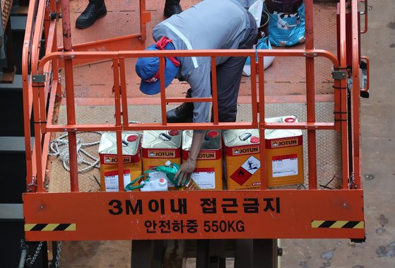 경남 거제시 대우조선해양 하청노사 협상이 극적으로 타결된 22일. 하청업체 노조원들이 1번 독 농성장에 있던 소화기와 시너통 등을 치우고 있다. 송봉근 기자