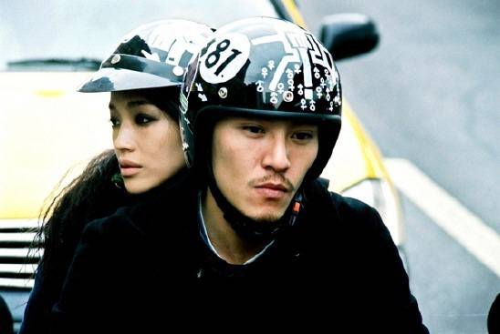 허우샤오시엔 감독의 영화 ‘쓰리 타임즈’에서 인상 깊은 연기를 보여주는 서기(왼쪽)과 장첸. 이 작품은 부산국제영화제 개막작이기도 했다.