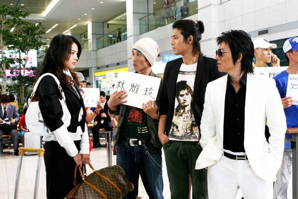 2006년 한국영화 ‘조폭마누라3’에 출연한 서기(왼쪽).