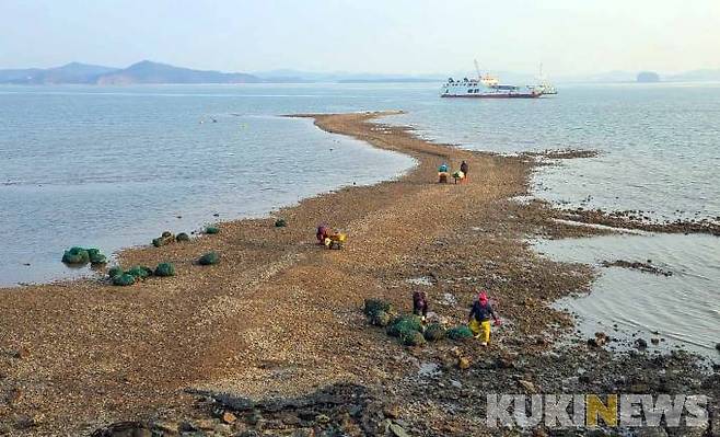 고대도는 넉넉한 인심과 섬 어디에서나 손쉽게 조개나 굴을 채취할 수 있으며 물속이 환히 들여다 보일 정도로 깨끗한 청정해역으로 인접해 있는 장고도와 함께 태안해안국립공원으로 지정된 곳이기도 하다.