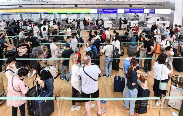 24일 인천국제공항 제1여객터미널에서 관광객들이 탑승 수속을 위해 줄을 서고 있다.