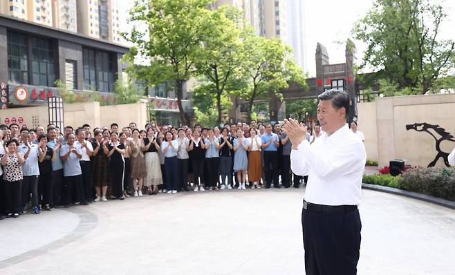 시진핑 중국 국가주석이 6월 28일(현지시간) 중국 후베이성 성도 우한의 동호 첨단개발구에 있는 지위안 주택가에서 주민들과 소통하고 있다. 시 주석은 27개월 만에 우한을 방문해 '다이내믹 제로 코로나'를 재차 강조했다. /신화=뉴시스