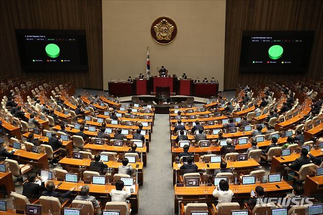 [서울=뉴시스] 전진환 기자 = 22일 오후 서울 여의도 국회에서 열린 국회 본회의에서 정치개혁 특별위원회 구성의 건이 찬성 198인으로 가결되고 있다. (공동취재사진) 2022.07.22. photo@newsis.com