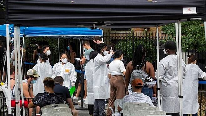 미국 뉴욕에서 의료진이 원숭이두창 백신을 맞으려고 기다리는 사람들을 돕고 있다. (사진=연합뉴스)