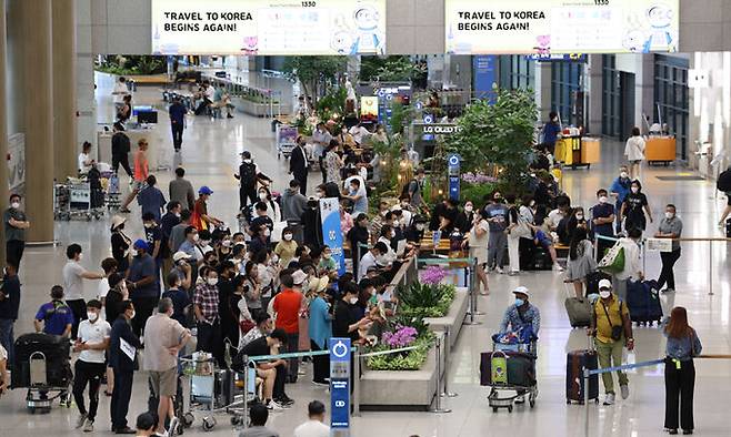 지난 20일 영종도 인천국제공항 제1여객터미널이 해외 입국자들로 붐비고 있다. 연합뉴스