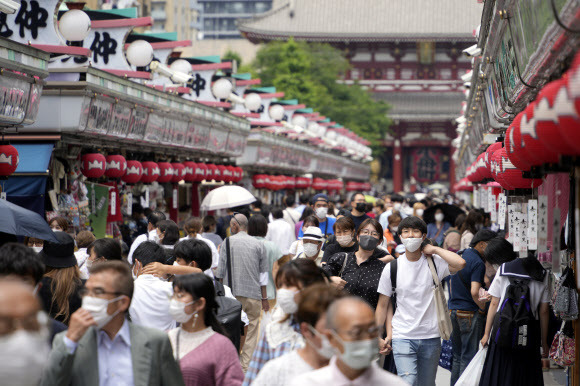 관광객 받아들인 일본 - 일본 아사쿠사의 거리 2022.06.10 EPA 연합뉴스