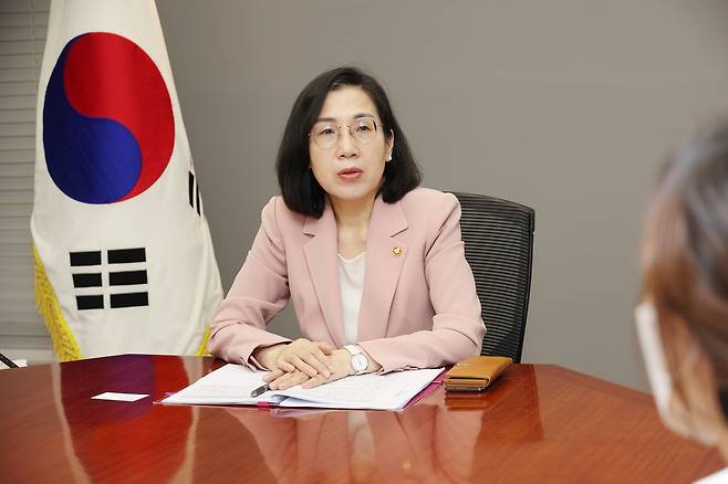 연합뉴스와 인터뷰하는 김현숙 여가부 장관 (서울=연합뉴스) 김현숙 여성가족부 장관이 24일 취임 두 달을 맞아 정부서울청사에서 연합뉴스와 인터뷰하고 있다.