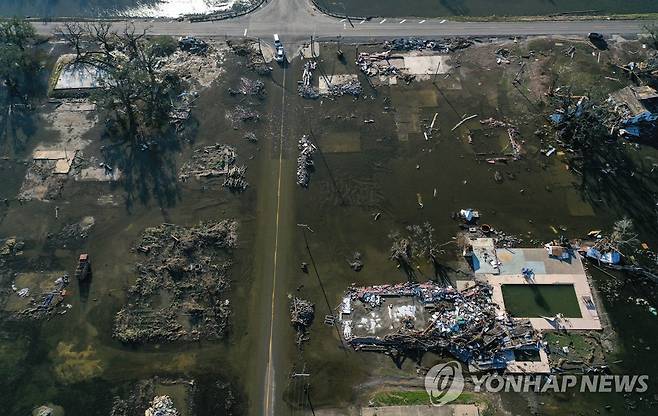 2020년 10월 허리케인 로라에 이어 허리케인 델타가 휩쓸고 지나간 루이지애나 지역 [AFP 연합뉴스 자료사진. 재판매 및 DB금지]