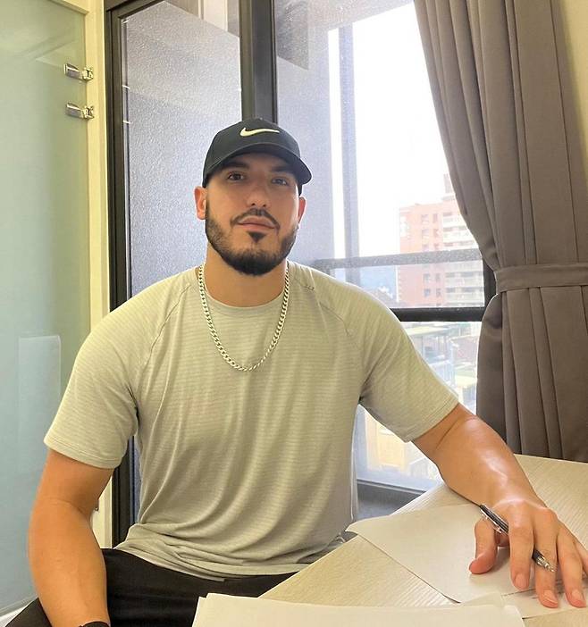 프로야구 SSG, 새 투수 모리만도 영입 (서울=연합뉴스) 프로야구 SSG 랜더스가 12일 새 외국인 투수로 대만프로야구에서 뛰던 좌완 숀 모리만도(30)를 영입했다고 밝혔다. 사진은 SSG와 계약한 새 왼손 투수 모리만도. 2022.7.12 [SSG 랜더스 제공. 재판매 및 DB 금지] photo@yna.co.kr