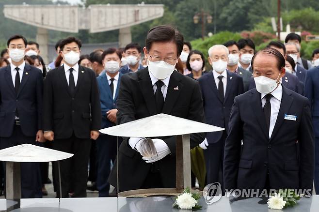 이재명, 5·18묘지 참배 (광주=연합뉴스) 정회성 기자 = 더불어민주당 이재명 상임고문이 24일 오후 광주 북구 운정동 국립 5·18민주묘지에서 분향하고 있다. 2022.7.24 hs@yna.co.kr