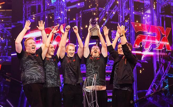 발로란트 챔피언스 투어 마스터스2 우승 트로피를 든 FPX(사진=라이엇 게임즈 제공).