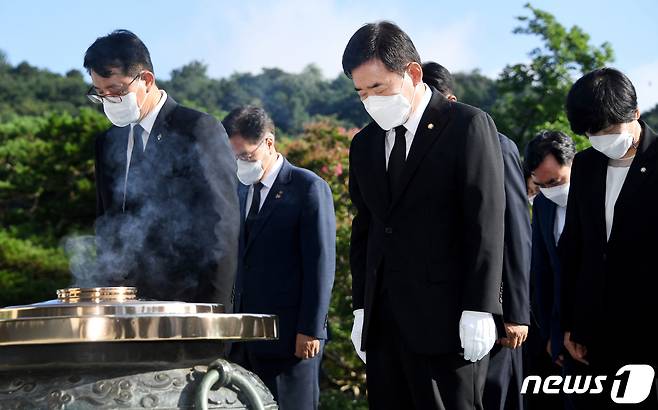 김진표 국회의장과 제21대 국회 후반기 상임위원장들이 25일 오전 서울 동작구 국립서울현충원을 찾아 현충탑에 참배하고 있다. 2022.7.25/뉴스1 © News1 국회사진취재단